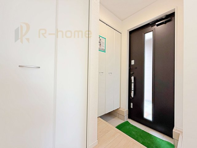 稲敷郡阿見町若栗第7　新築戸建て　2号棟の玄関|気持ちよくご家族やゲストを送迎できる穏やかな雰囲気の玄関♪大きな下駄箱で玄関廻りスッキリ♪