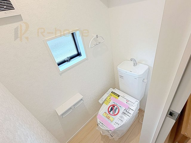 稲敷郡阿見町若栗第7　新築戸建て　2号棟のトイレ|温水洗浄便座付きのトイレ。
トイレが２ヵ所設置で朝の忙しい時間でも安心です。