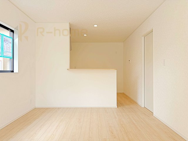 稲敷郡阿見町若栗第7　新築戸建て　2号棟のキッチン|リビングで遊ぶお子様にも目が届くカウンターキッチン！
