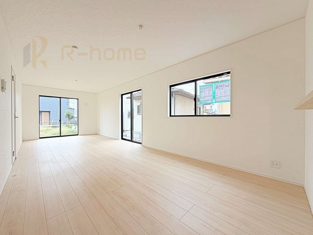 稲敷郡阿見町若栗第7　新築戸建て　2号棟の居間・リビング|広々とした余裕のあるリビングです♪大きな窓からは自然光が届きます。