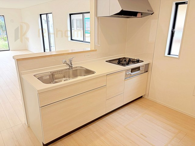 稲敷郡阿見町若栗第7　新築戸建て　2号棟のキッチン|料理をしながら家族とコミュニケーションが取れる対面式システムキッチン。