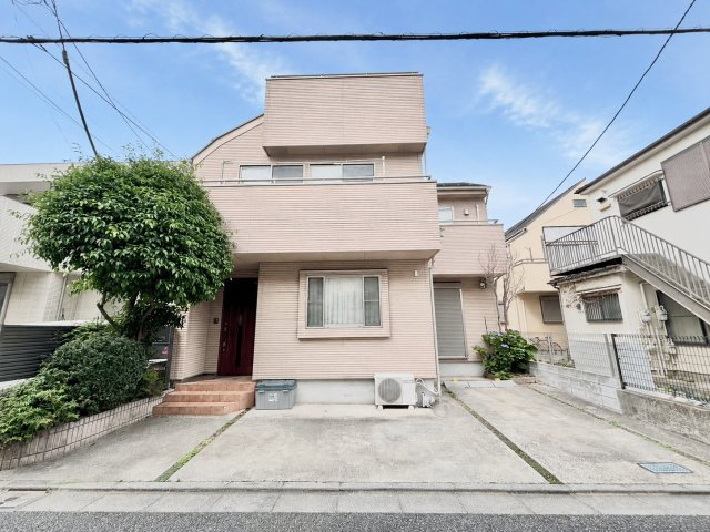 【TOKYO BASE】杉並区西荻北3丁目　中古戸建の外観|迫力のあるシックな外観が特徴の邸宅。

現地ご見学希望・資料請求などお気軽にお問い合わせ下さい！
03-5990-5201
