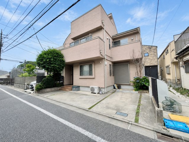 【TOKYO BASE】杉並区西荻北3丁目　中古戸建の外観|カースペースもしっかり確保。車での移動が欠かせないファミリーにも嬉しいプランです。

現地ご見学希望・資料請求などお気軽にお問い合わせ下さい！
03-5990-5201