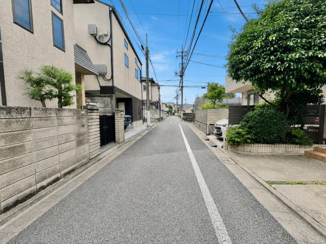 【TOKYO BASE】杉並区西荻北3丁目　中古戸建の前面道路含む現地写真|第一種低層住居専用地域のため、高い建物がなく圧迫感がありません。

現地ご見学希望・資料請求などお気軽にお問い合わせ下さい！
03-5990-5201