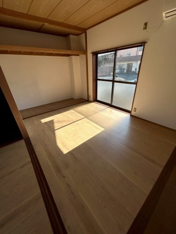 和泉戸建ての収納|陽当たりのよい洋室