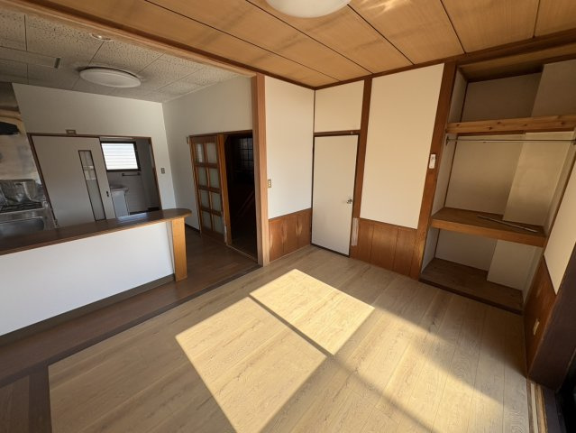 和泉戸建ての居間・リビング|たっぷりの陽光につつまれる明るい住まい