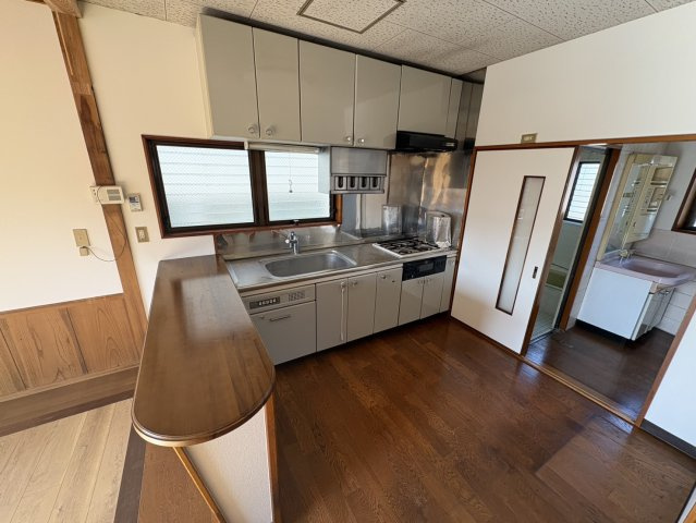 和泉戸建てのキッチン|広々キッチンで料理時間も楽しく