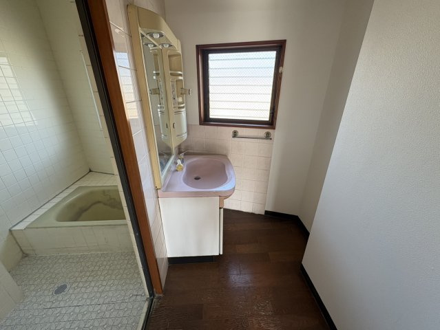 和泉戸建ての洗面所|ゆったりした洗面所で朝の支度も楽ちん