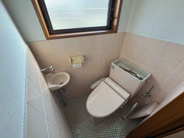 和泉戸建てのトイレ|清潔感のあるトイレです