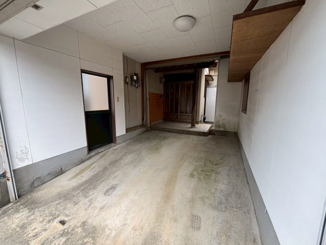 鶴田綾戸貸家の駐車場