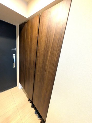 【玄関】 | シーンズ高槻 | シューズクローゼットがありたくさんの靴が収納できます。