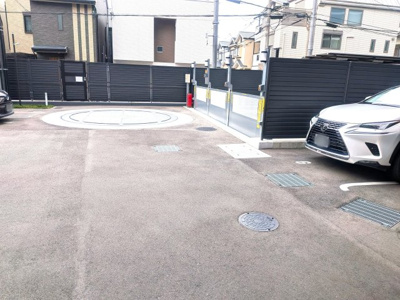 【駐車場】 | シーンズ高槻 | 敷地内に平面式と機械式の2種類の駐車場が装備されています。
