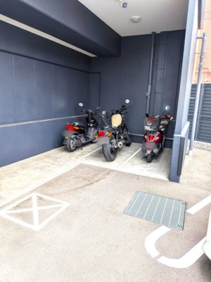【駐車場】 | シーンズ高槻 | バイク置き場には計4台のバイクが収容可能です。