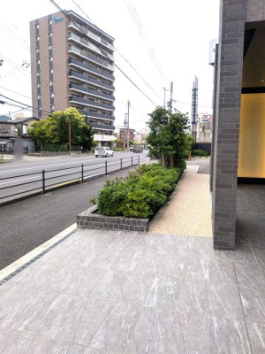 【その他】 | シーンズ高槻 | 歩行者と車の動線を分けた歩車分離設計を導入しており安全性にも配慮した周辺環境です。