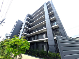 【外観】 | シーンズ高槻 | 3LDK築2年の築浅マンションです。2路線2駅利用可能なため便利な立地です。モノトーンでスタイリッシュな外観でおしゃれなマンションです♪エネファームやミストサウナ、防災備蓄倉庫が設置されています！