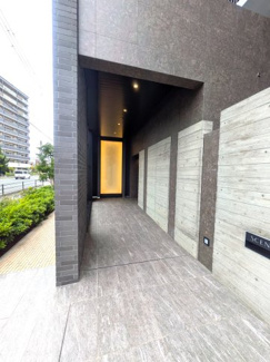 【現況写真】 | シーンズ高槻 | モノトーンでスタイリッシュな外観でおしゃれなマンション♪エネファームやミストサウナがあり機能性の高いマンションです。徒歩圏内には「エミル高槻」や「KOHYO高槻南店」などお買い物施設も充実しています。