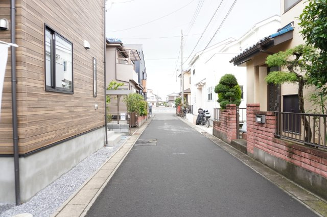 越谷市大字大林 新築分譲住宅の前面道路含む現地写真