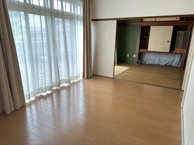 瀬戸町　中古戸建の洋室|【洋室】日当たり良好な南側の掃き出し窓周辺は明るくて家族が過ごすのに適した居室です！