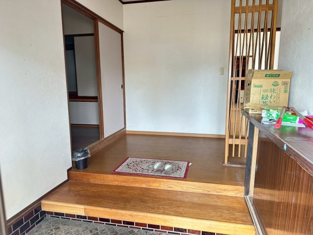 瀬戸町　中古戸建の玄関|【玄関】広々とした玄関で来客時にも混雑しにくいです！