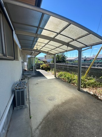 瀬戸町　中古戸建の外観|【外観】屋根付きの物干しスペースで急な雨でも安心です！