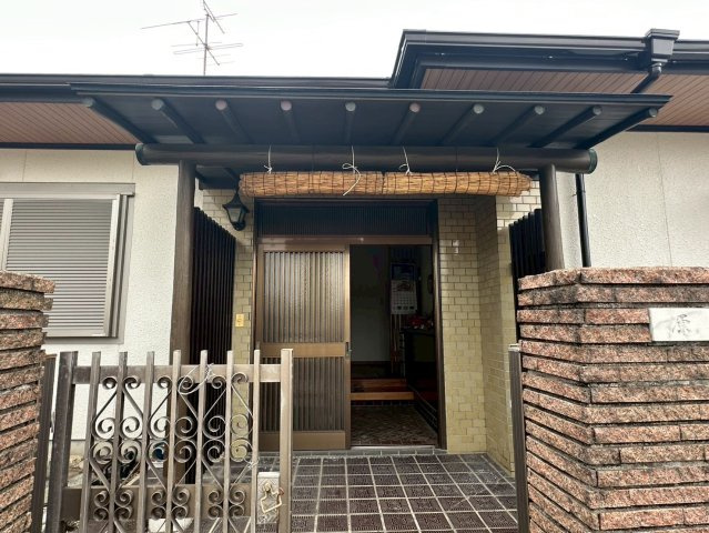 瀬戸町　中古戸建の玄関|【玄関】屋根がある玄関ポーチで雨の日の出入りも安心です！