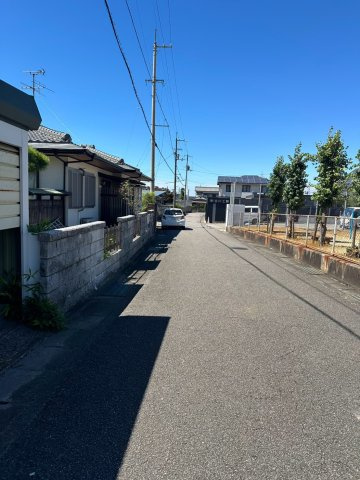 瀬戸町　中古戸建の前面道路含む現地写真|【前面道路含む現地写真】幅員 約5mの道路で通行・駐車がしやすいです！