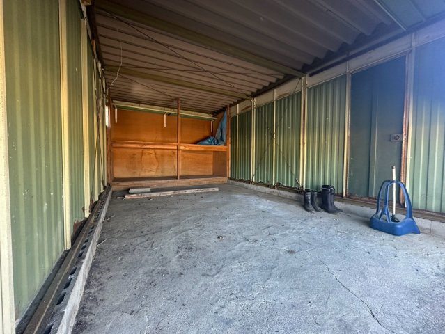 瀬戸町　中古戸建の駐車場|【駐車場】シャッター付車庫で大事なお車を雨風から守ることができます！
