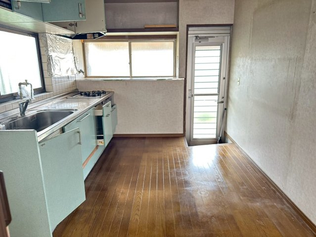 瀬戸町　中古戸建のキッチン|【ダイニングキッチン】システムキッチンには窓が配置されており調理中の煙やにおいがこもりにくく快適♪