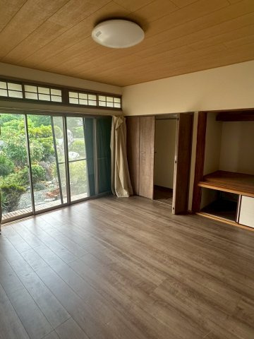瀬戸町　中古戸建の洋室|【洋室】フローリング仕様の明るい洋室！南側に窓があり心地良い自然光と風を取り込めます！