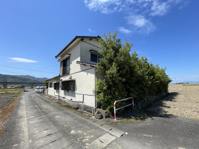 敷川内　戸建ての前面道路含む現地写真