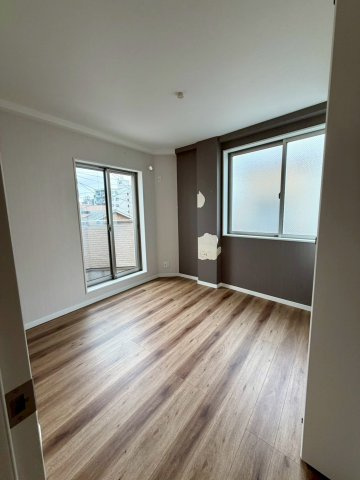 城東区東中浜２丁目中古戸建・4LDKの洋室|洋室（約5.4帖）：二面採光で明るく風通しの良い一室。