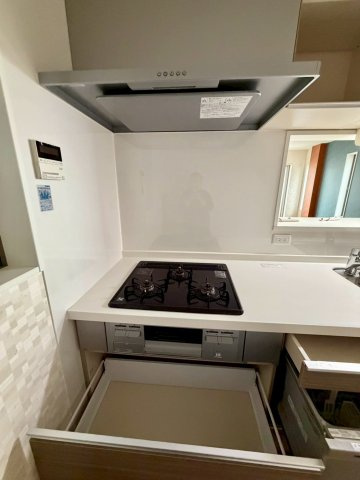 城東区東中浜２丁目中古戸建・4LDKのキッチン|同時進行で調理ができる三口コンロ。