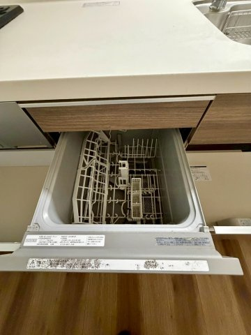 城東区東中浜２丁目中古戸建・4LDKのキッチン|家事の時短につながるだけでなく、水の使い過ぎも防げます。 また、一般的には手洗いよりも綺麗に洗えると言われており衛生的です。