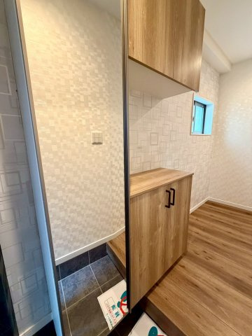 城東区東中浜２丁目中古戸建・4LDKの玄関|姿見付きの大型シューズボックスです！