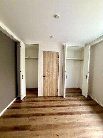 城東区東中浜２丁目中古戸建・4LDKの洋室|洋室（約6.9帖）：2ヶ所に分かれたクローゼット収納です。