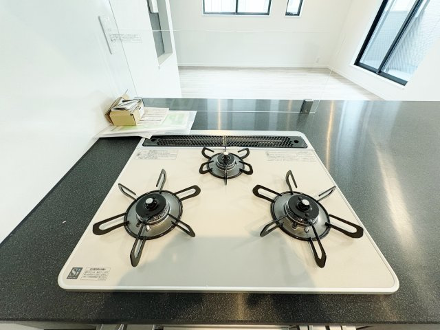 杉並区南荻窪1丁目 限定1棟のキッチン|手軽にお手入れができるガラストップコンロを装備しています