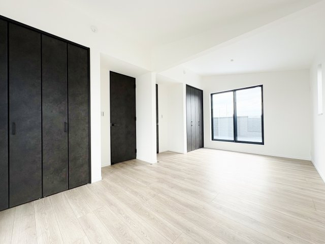 杉並区南荻窪1丁目 限定1棟の洋室|3階10.8帖洋室は2ドア仕様につき2部屋に仕切る事が可能です