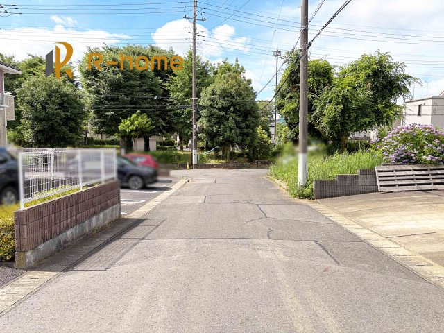 龍ケ崎市松葉5期　新築戸建て　1号棟の前面道路含む現地写真|周辺環境も併せて案内致します♪
閑静な住宅地で笑顔あふれる新生活！
ぜひ現地へお越しください♪