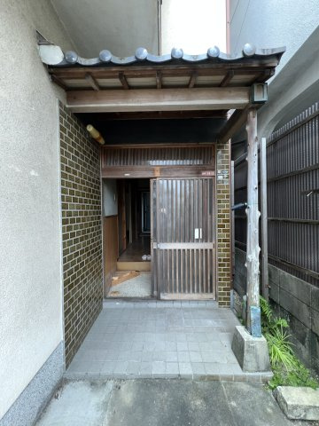 大峰南町貸家の玄関