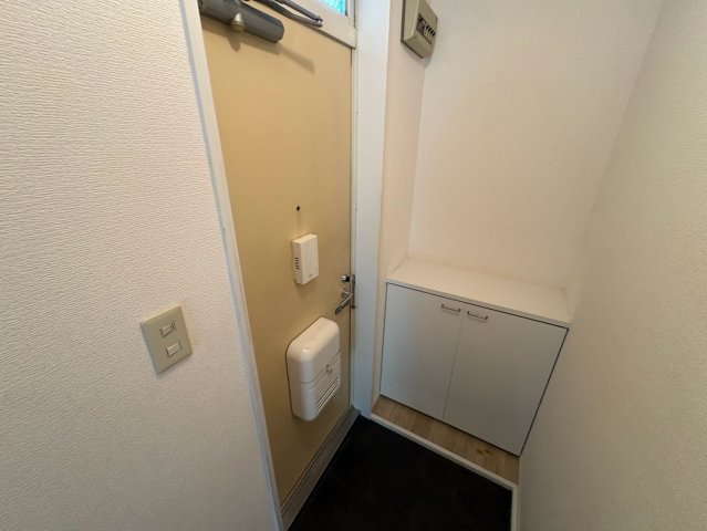 シティーハウス栄　B棟の玄関