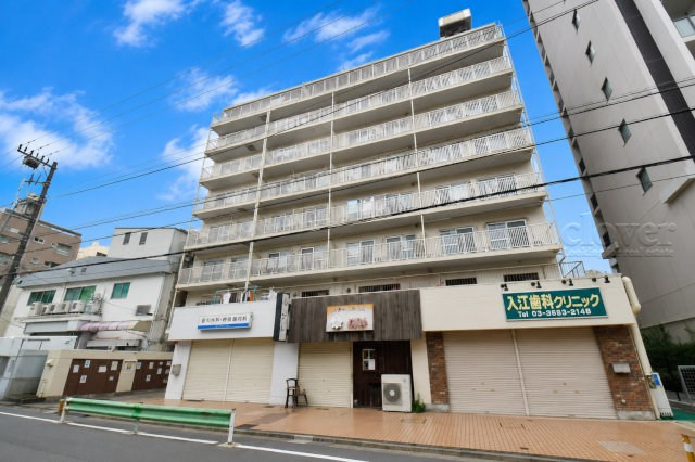 【外観】 | 西大島ビューハイツ | 青空によく映える建物です。手入れの行き届いた外壁やマンション正面エントランスなど、綺麗な姿をぜひ一度、現地にてご覧ください。～即日のご見学可能～　お問合せはお気軽にどうぞ。

