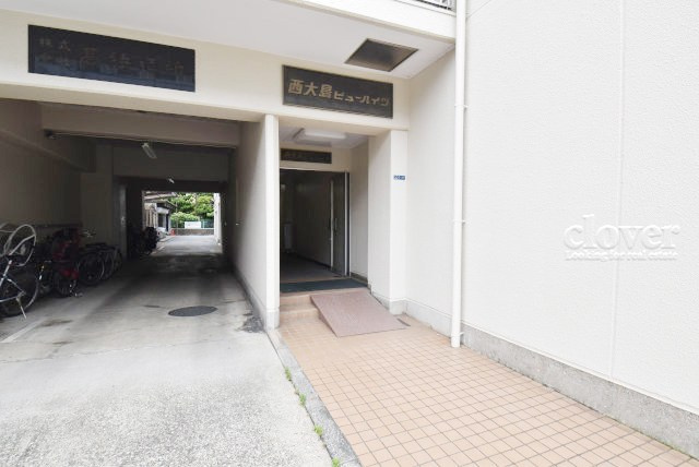 【エントランス】 | 西大島ビューハイツ | お客様を、そして住人を出迎えてくれるマンションのエントランス。ゴミが落ちていないことからも、管理状態の良さや住民の節度の高さが見て取れます。～即日のご見学可能～　お問合せはお気軽にどうぞ。
