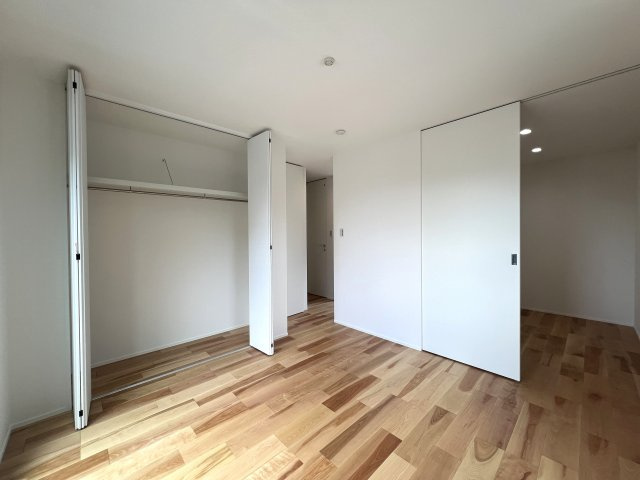 外観はシックで強さを秘めた佇まい。では中は？ホテルライクな水回りにウッディーな内装。要はバチバチにイケてるってこと。な【相模原市中央区並木】新築戸建の洋室|使い勝手のいい洋室です