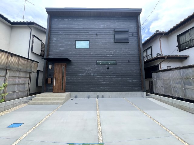 外観はシックで強さを秘めた佇まい。では中は？ホテルライクな水回りにウッディーな内装。要はバチバチにイケてるってこと。な【相模原市中央区並木】新築戸建