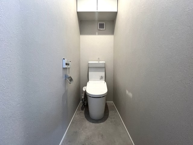 外観はシックで強さを秘めた佇まい。では中は？ホテルライクな水回りにウッディーな内装。要はバチバチにイケてるってこと。な【相模原市中央区並木】新築戸建のトイレ|落ち着いたトイレです