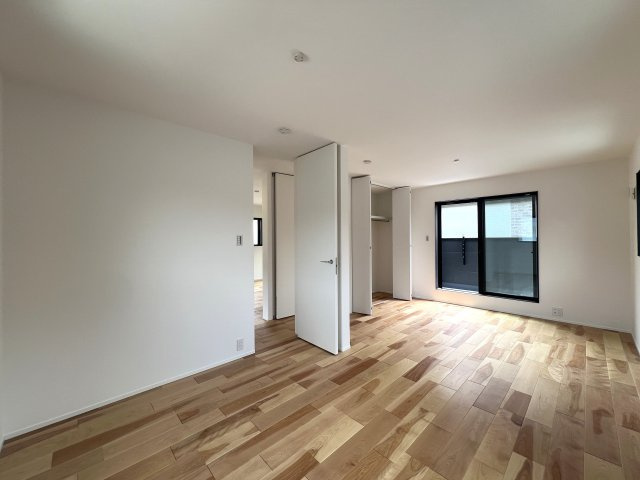 外観はシックで強さを秘めた佇まい。では中は？ホテルライクな水回りにウッディーな内装。要はバチバチにイケてるってこと。な【相模原市中央区並木】新築戸建の洋室|スタンダードな洋室です