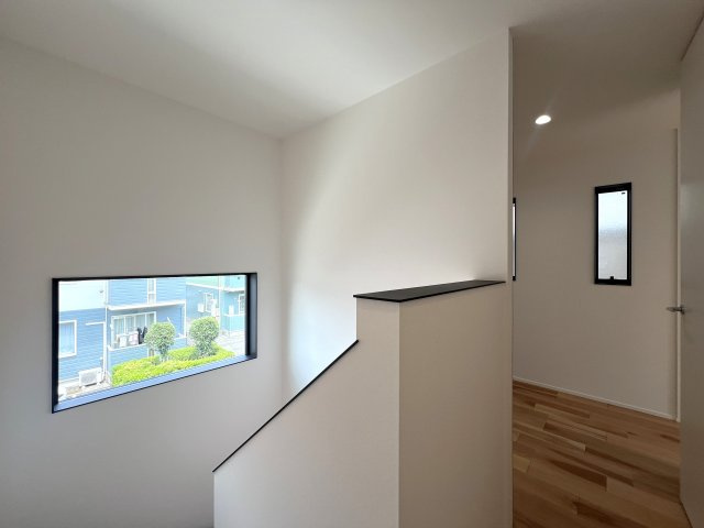 外観はシックで強さを秘めた佇まい。では中は？ホテルライクな水回りにウッディーな内装。要はバチバチにイケてるってこと。な【相模原市中央区並木】新築戸建の内装|内装もきれいです