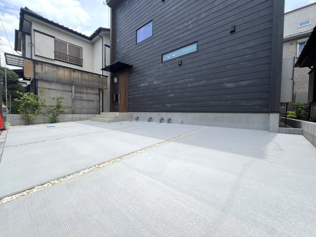 外観はシックで強さを秘めた佇まい。では中は？ホテルライクな水回りにウッディーな内装。要はバチバチにイケてるってこと。な【相模原市中央区並木】新築戸建の駐車場|駐車場です