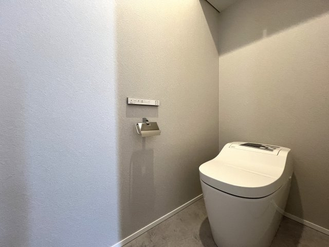 外観はシックで強さを秘めた佇まい。では中は？ホテルライクな水回りにウッディーな内装。要はバチバチにイケてるってこと。な【相模原市中央区並木】新築戸建のトイレ|清潔感のあるトイレです