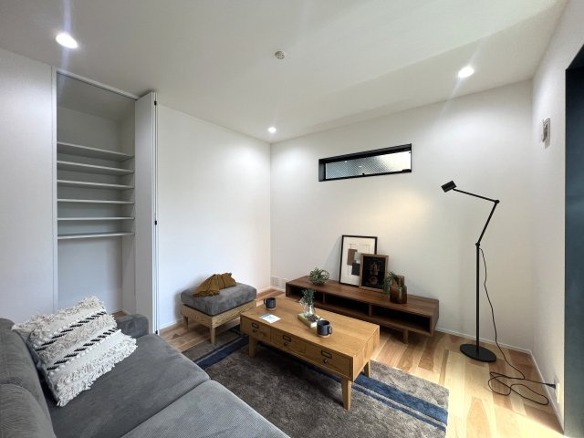 外観はシックで強さを秘めた佇まい。では中は？ホテルライクな水回りにウッディーな内装。要はバチバチにイケてるってこと。な【相模原市中央区並木】新築戸建の居間・リビング|使いやすい居間です